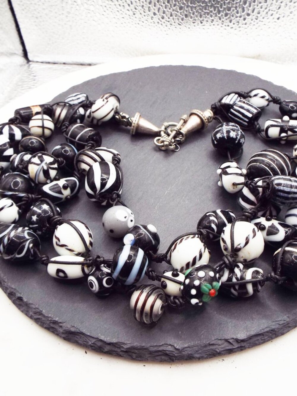 HANDMADE ARTISAN BLACK & WHITE ARTGLASS LAMPWORK WEDDING CAKE 3 STD. NECKLACE O3 - Picture 6 of 6